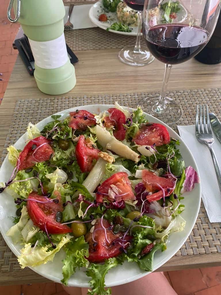 Large salad with lettuce, tomatoes and white asparagus